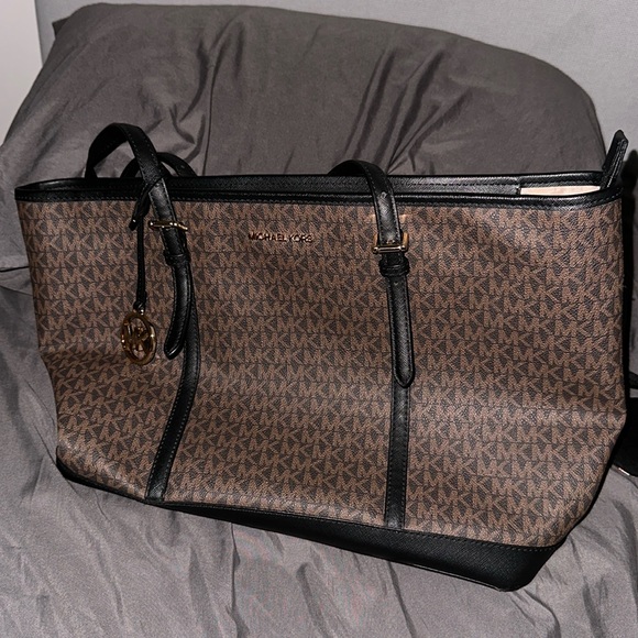 Selling my MK tote bag . In good condition used twice or thrice . 2 months old - Picture 1 of 4